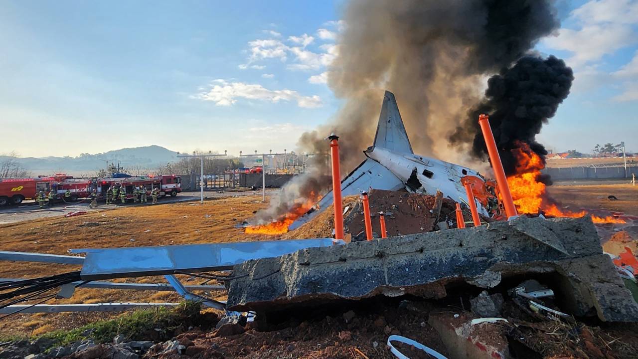 Plane Crash: దక్షిణ కొరియాలో ఘోర విమాన ప్రమాదానికి కారణం ఏమిటి.. ఎంతమంది మరణించారంటే? Plane Crash: దక్షిణ కొరియాలో ఘోర విమాన ప్రమాదానికి కారణం ఏమిటి.. ఎంతమంది మరణించారంటే?