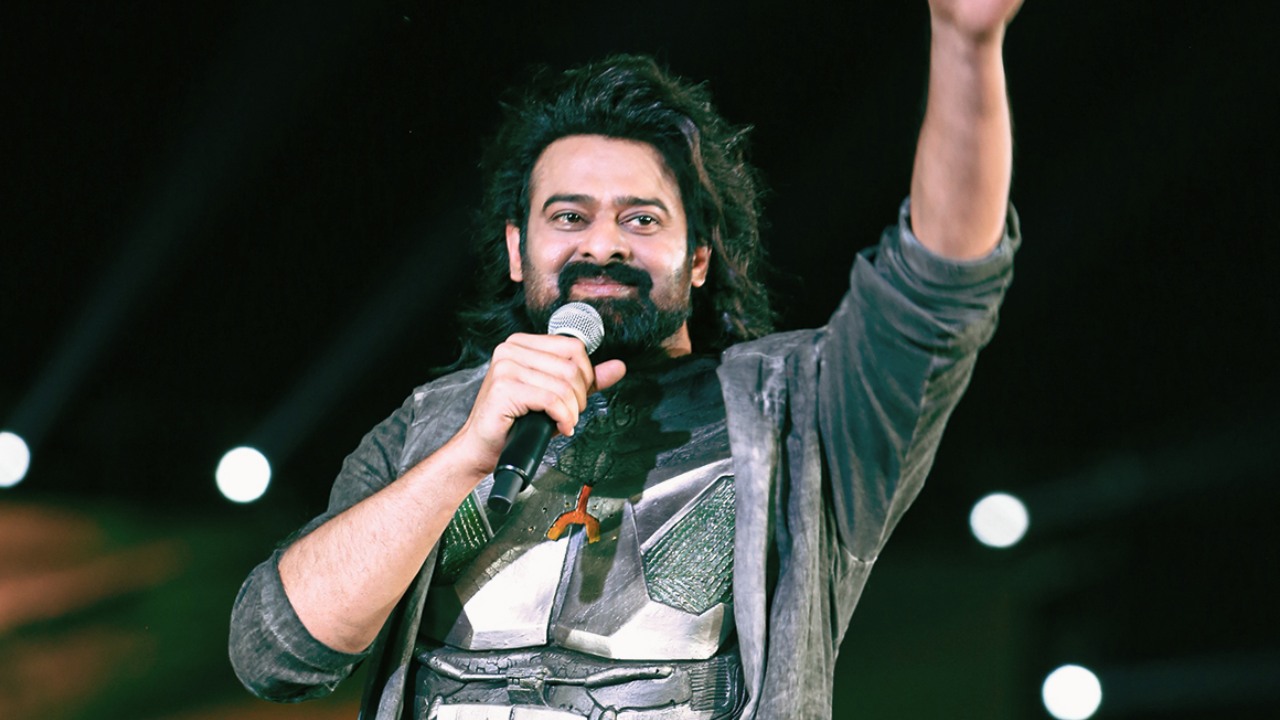 Prabhas : షూటింగ్ లో ప్రభాస్ కు గాయం.. ఆందోళనలో ఫ్యాన్స్.. జపాన్ పర్యటన రద్దు.. Prabhas : షూటింగ్ లో ప్రభాస్ కు గాయం.. ఆందోళనలో ఫ్యాన్స్.. జపాన్ పర్యటన రద్దు..