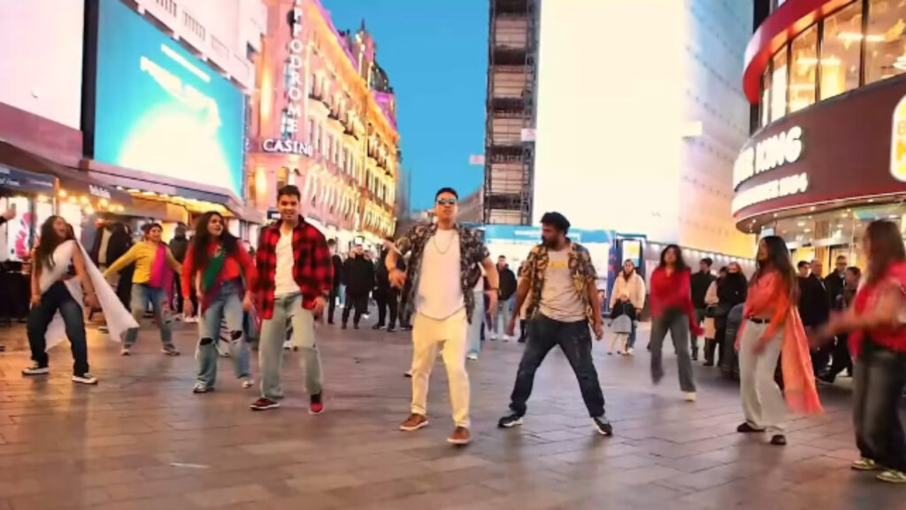 Allu Arjun Fans dance on pushpa 2 movie song in London