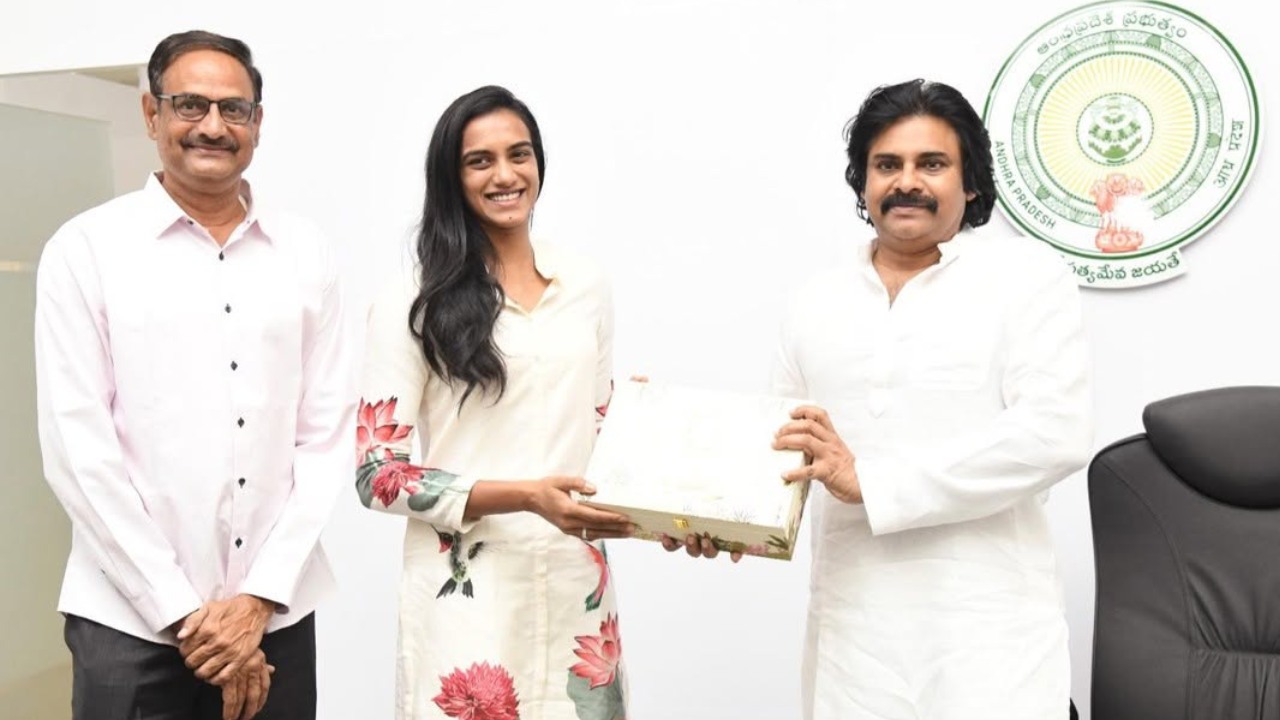 PV Sindhu – Pawan Kalyan : పెళ్లి పిలుపు.. డిప్యూటీ సీఎంని కలిసిన పీవీ సింధు.. PV Sindhu – Pawan Kalyan : పెళ్లి పిలుపు.. డిప్యూటీ సీఎంని కలిసిన పీవీ సింధు..