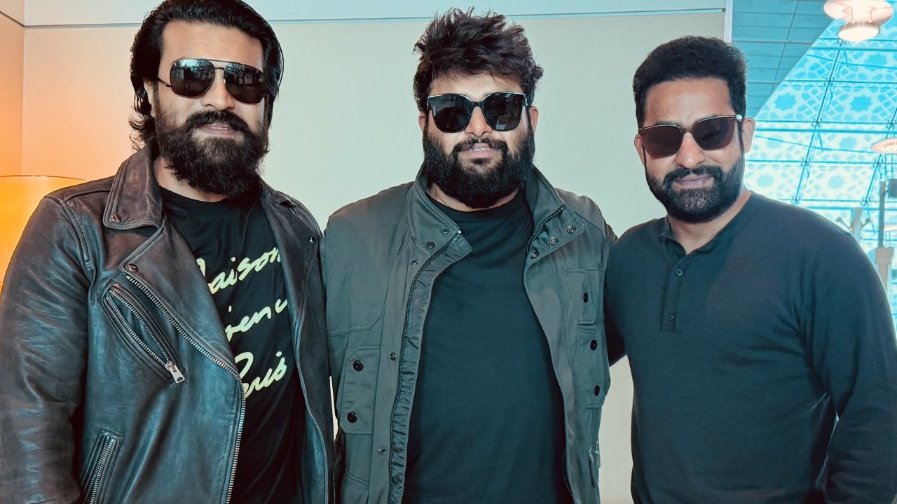 Ram Charan – NTR : మళ్ళీ కలిసిన ఎన్టీఆర్ – చరణ్.. ఇద్దరితో కలిసి ఫొటో దిగిన తమన్.. ఫొటో వైరల్.. Ram Charan – NTR : మళ్ళీ కలిసిన ఎన్టీఆర్ – చరణ్.. ఇద్దరితో కలిసి ఫొటో దిగిన తమన్.. ఫొటో వైరల్..
