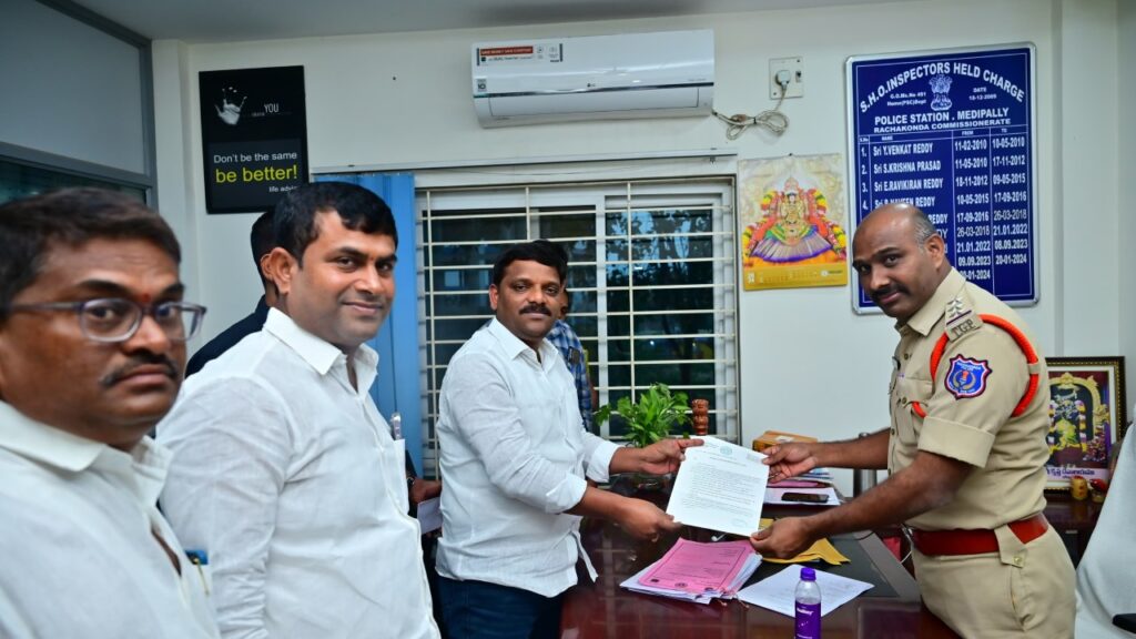 Teenmar Mallanna Police Complaint on Allu Ajun Pushpa 2 Movie