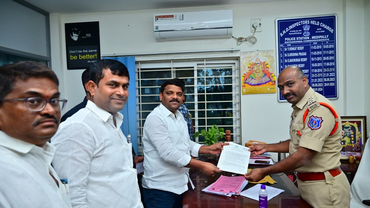 Teenmar Mallanna : పుష్ప 2 సినిమాపై పోలీసులకు ఫిర్యాదు చేసిన తీన్మార్ మల్లన్న.. అలాంటి సీన్ ఉంటే సెన్సార్ ఎలా ఇచ్చారు? Teenmar Mallanna : పుష్ప 2 సినిమాపై పోలీసులకు ఫిర్యాదు చేసిన తీన్మార్ మల్లన్న.. అలాంటి సీన్ ఉంటే సెన్సార్ ఎలా ఇచ్చారు?