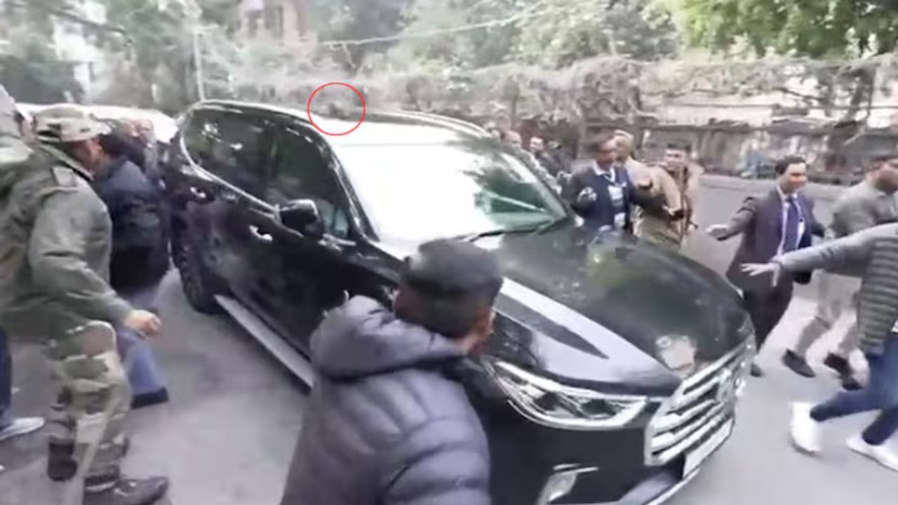 Arvind Kejriwal Video: అరవింద్ కేజ్రీవాల్ కారుపై రాళ్ల దాడి: ఆప్ Arvind Kejriwal Video: అరవింద్ కేజ్రీవాల్ కారుపై రాళ్ల దాడి: ఆప్