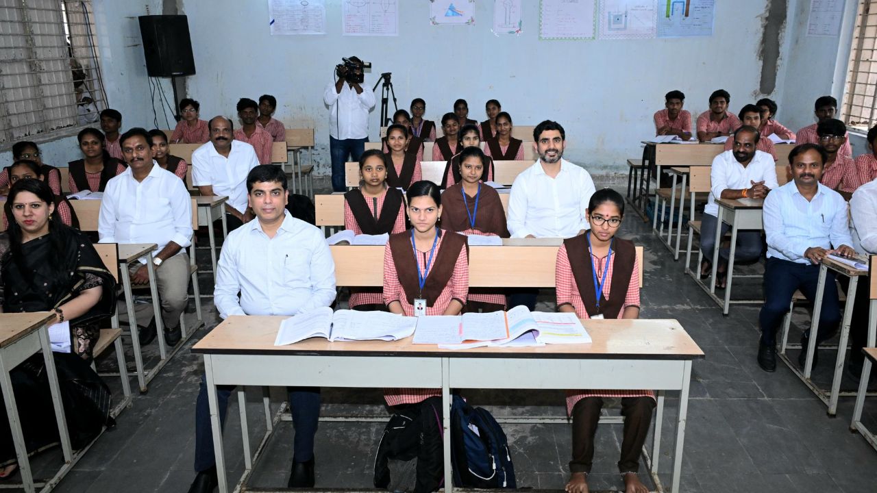 మీలో ఒక్కడిగా నన్ను భావించి మీకు ఏం చేస్తే బాగుంటుందో సలహాలు, సూచనలు ఇవ్వండి: నారా లోకేశ్ మీలో ఒక్కడిగా నన్ను భావించి మీకు ఏం చేస్తే బాగుంటుందో సలహాలు, సూచనలు ఇవ్వండి: నారా లోకేశ్