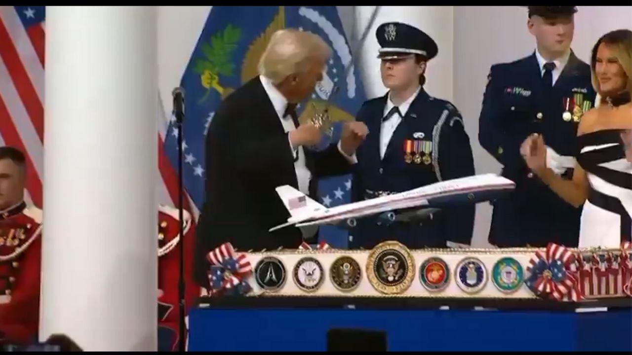 Donald Trump: అందరిముందు కత్తి పట్టుకుని డొనాల్డ్ ట్రంప్ కిరాక్ డ్యాన్స్.. వీడియో చూస్తారా? Donald Trump: అందరిముందు కత్తి పట్టుకుని డొనాల్డ్ ట్రంప్ కిరాక్ డ్యాన్స్.. వీడియో చూస్తారా?