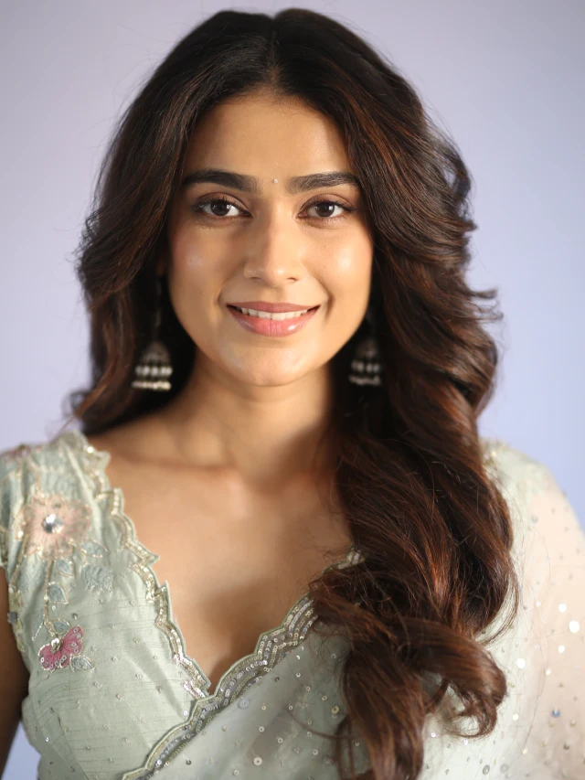 Aakanksha Singh Cute Looks in Saree