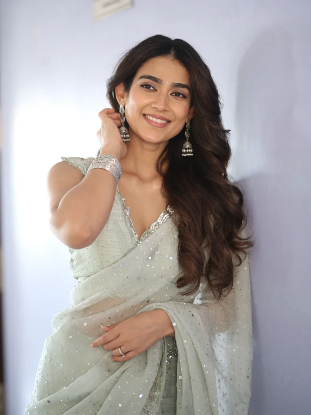 Aakanksha Singh Cute Looks in Saree