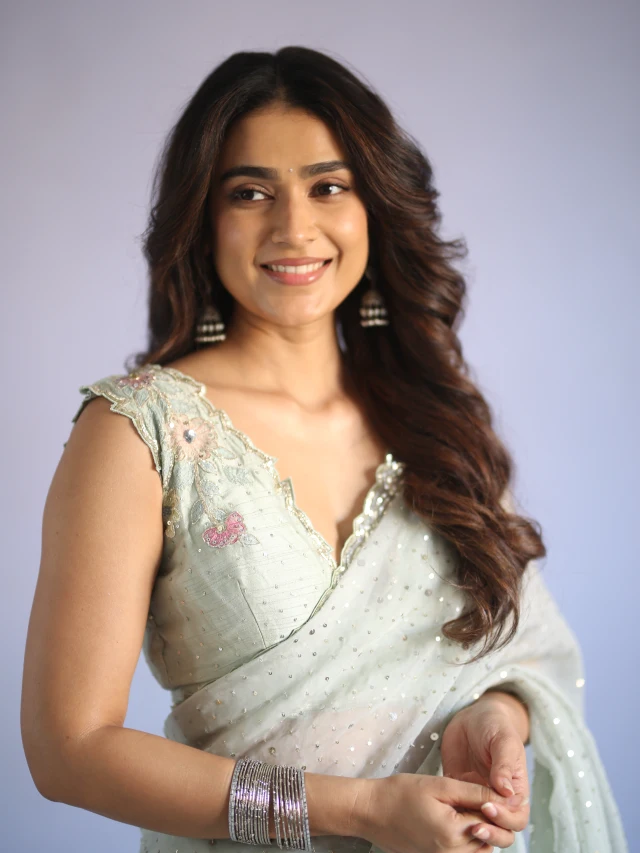 Aakanksha Singh Cute Looks in Saree