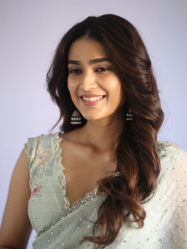 Aakanksha Singh Cute Looks in Saree