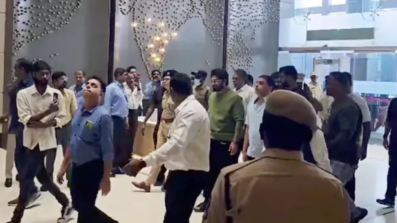 Allu Arjun : శ్రీతేజ్ను పరామర్శించిన అల్లు అర్జున్.. Allu Arjun : శ్రీతేజ్ను పరామర్శించిన అల్లు అర్జున్..