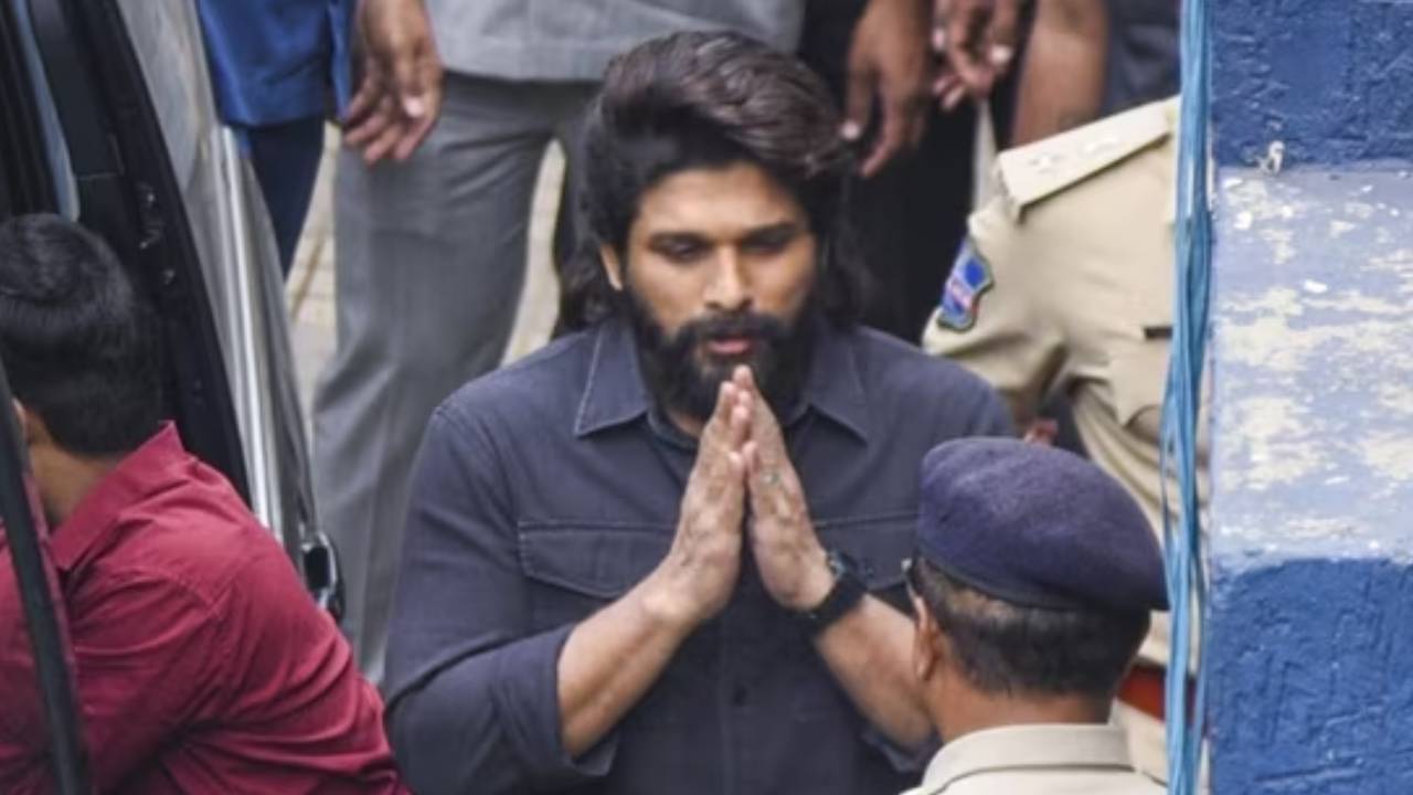 Allu Arjun: మళ్లీ పోలీస్ స్టేషన్కు సినీ హీరో అల్లు అర్జున్.. అక్కడికి వెళ్లొద్దంటూ నోటీసులు..! Allu Arjun: మళ్లీ పోలీస్ స్టేషన్కు సినీ హీరో అల్లు అర్జున్.. అక్కడికి వెళ్లొద్దంటూ నోటీసులు..!