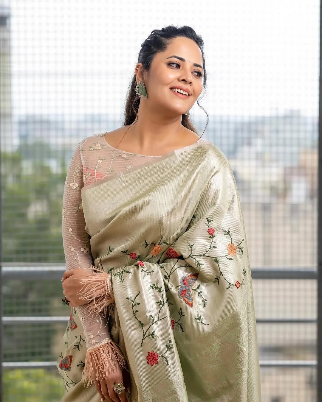 Anasuya Bharadwaj Looks Shine in Saree