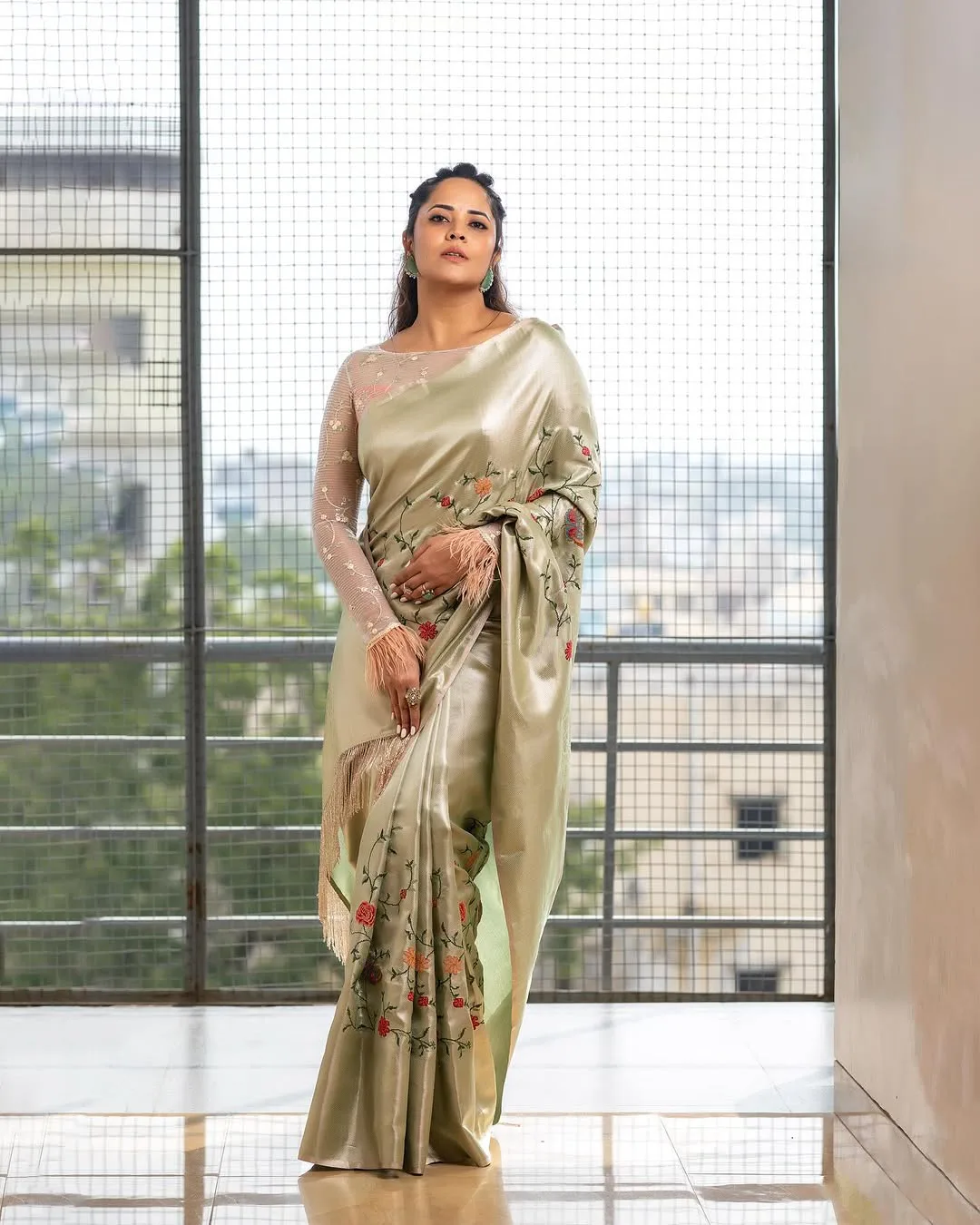 Anasuya Bharadwaj Looks Shine in Saree