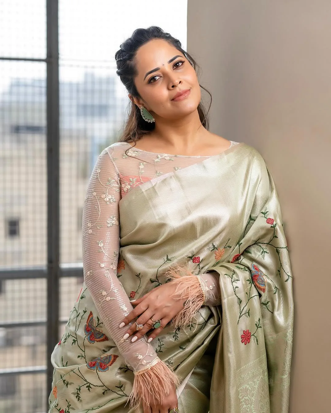 Anasuya Bharadwaj Looks Shine in Saree