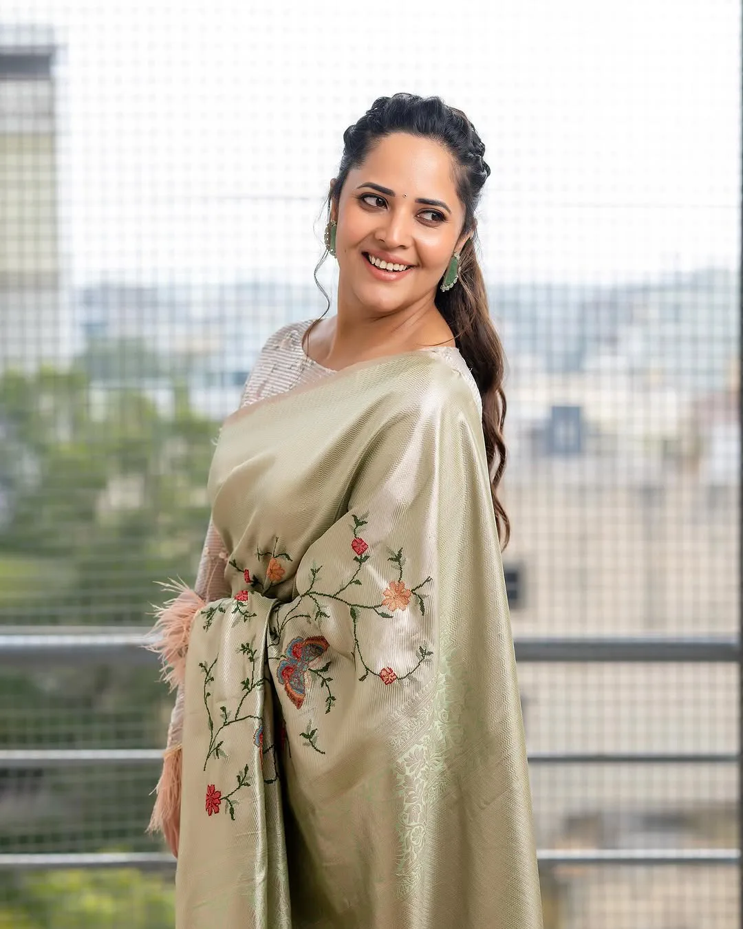 Anasuya Bharadwaj Looks Shine in Saree