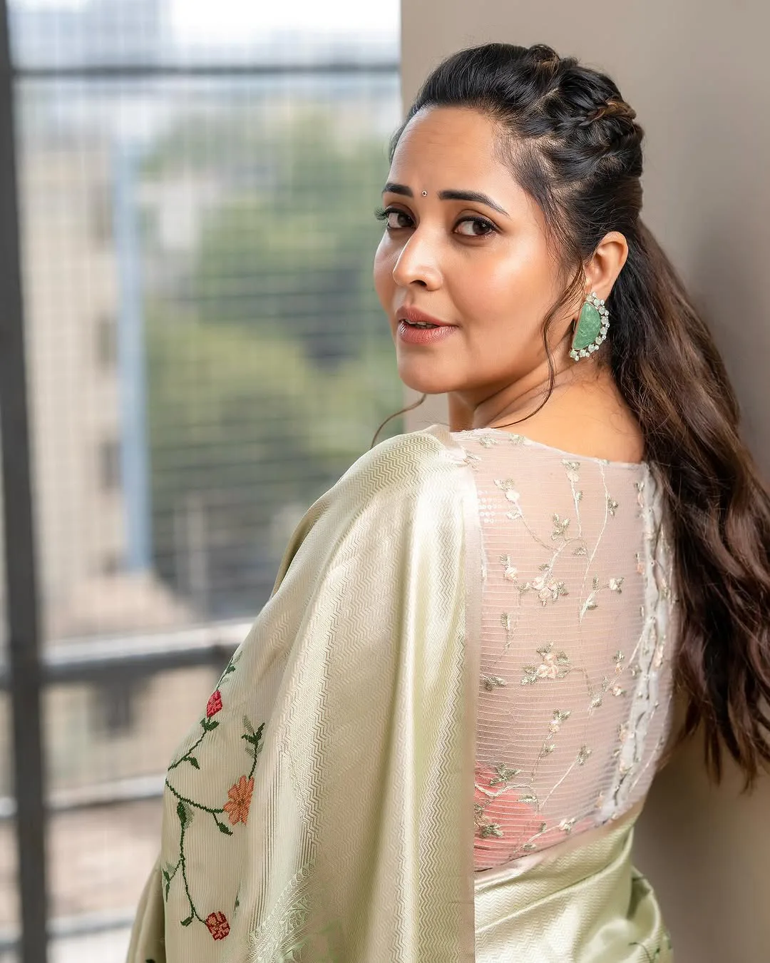 Anasuya Bharadwaj Looks Shine in Saree