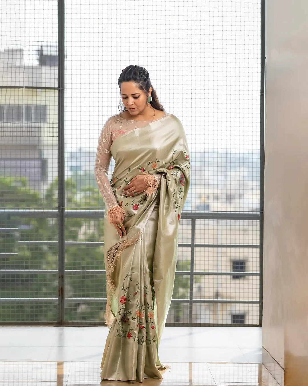 Anasuya Bharadwaj Looks Shine in Saree