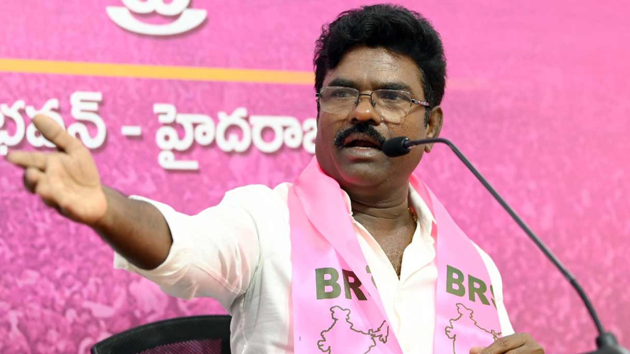 Rasamayi Balakishan : ‘గేమ్ఛేంజర్’కు ప్రత్యేక మినహాయింపులు ఇవ్వడం వెనుక మతలబు ఏంటి? : రసమయి బాలకిషన్ Rasamayi Balakishan : ‘గేమ్ఛేంజర్’కు ప్రత్యేక మినహాయింపులు ఇవ్వడం వెనుక మతలబు ఏంటి? : రసమయి బాలకిషన్