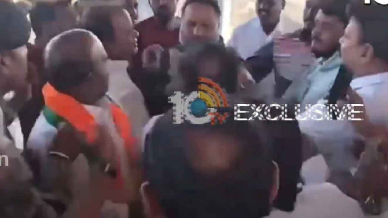 Eatala Rajender : ఈటల రాజేందర్ ఉగ్రరూపం.. రియల్ ఎస్టేట్ బ్రోకర్ చెంప పగలగొట్టిన బీజేపీ ఎంపీ, కారణం ఏంటంటే.. Eatala Rajender : ఈటల రాజేందర్ ఉగ్రరూపం.. రియల్ ఎస్టేట్ బ్రోకర్ చెంప పగలగొట్టిన బీజేపీ ఎంపీ, కారణం ఏంటంటే..