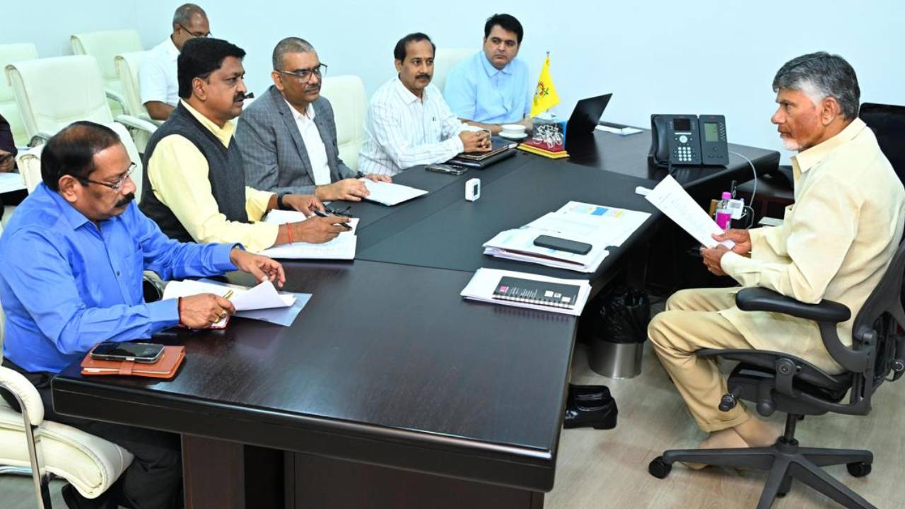 CM Chandrababu Naidu: సంక్రాంతి పండుగ వేళ శుభవార్త చెప్పిన ఏపీ ప్రభుత్వం.. వారికి పండగే.. CM Chandrababu Naidu: సంక్రాంతి పండుగ వేళ శుభవార్త చెప్పిన ఏపీ ప్రభుత్వం.. వారికి పండగే..