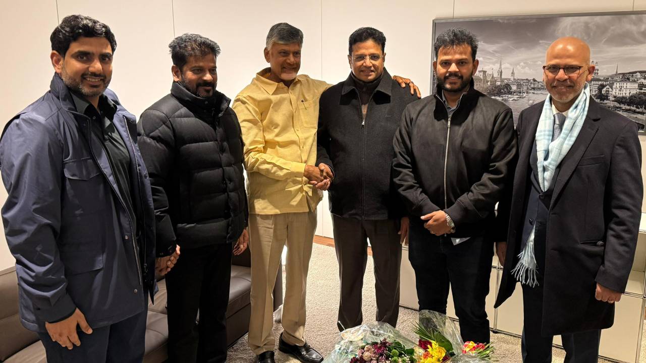 Davos Tour: జ్యూరిచ్ విమానాశ్రయంలో కలుసుకున్న చంద్రబాబు, రేవంత్ రెడ్డి.. ఫొటో వైరల్ Davos Tour: జ్యూరిచ్ విమానాశ్రయంలో కలుసుకున్న చంద్రబాబు, రేవంత్ రెడ్డి.. ఫొటో వైరల్