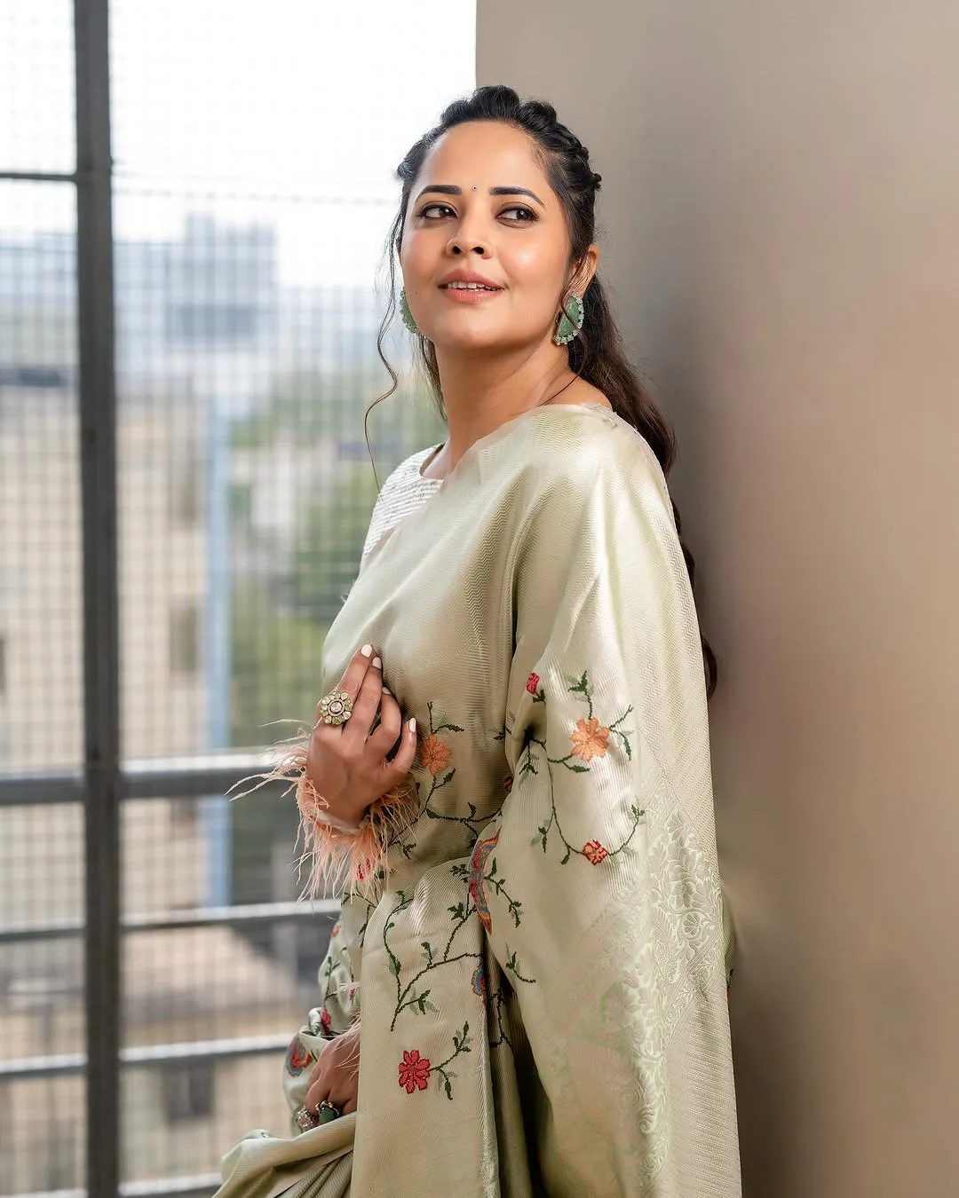 Anasuya Bharadwaj Looks Shine in Saree