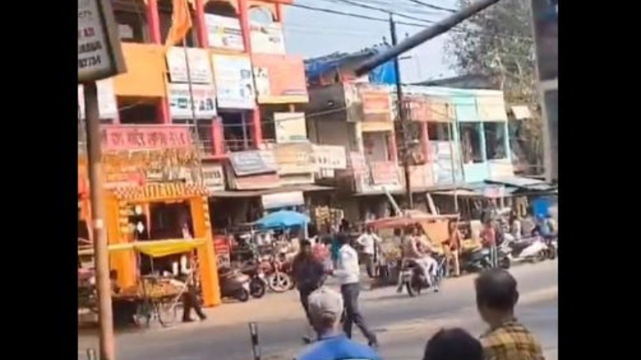 Viral Video: నడిరోడ్డుపై యువకుడిని పడేసి, తంతూ, చెంపదెబ్బలు కొడుతూ రెచ్చిపోయిన పోలీసు Viral Video: నడిరోడ్డుపై యువకుడిని పడేసి, తంతూ, చెంపదెబ్బలు కొడుతూ రెచ్చిపోయిన పోలీసు
