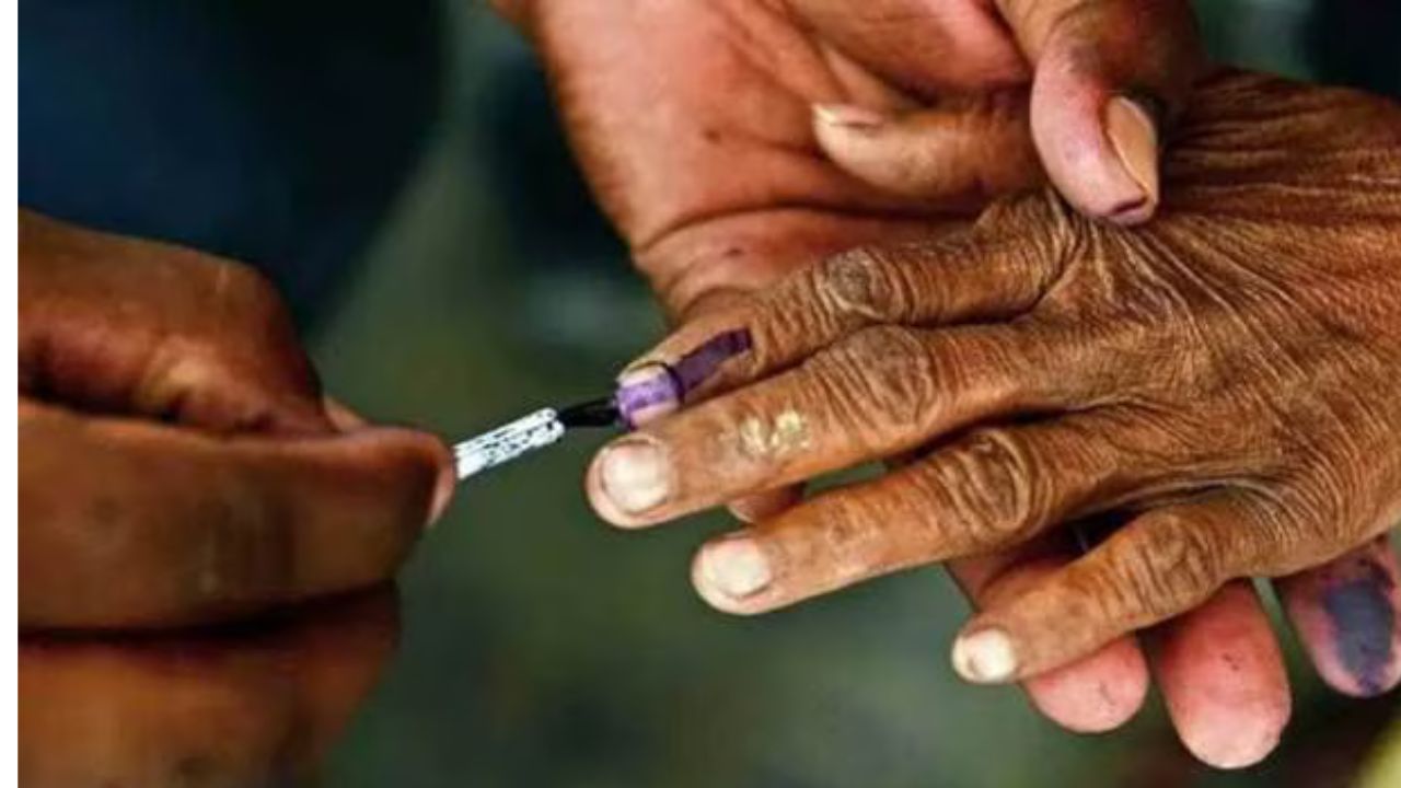 Harish Rawat: ఓటు వేయడానికి వెళ్లిన మాజీ సీఎం.. ఓటర్ల జాబితాలో పేరే లేదని తెలియడంతో.. Harish Rawat: ఓటు వేయడానికి వెళ్లిన మాజీ సీఎం.. ఓటర్ల జాబితాలో పేరే లేదని తెలియడంతో..