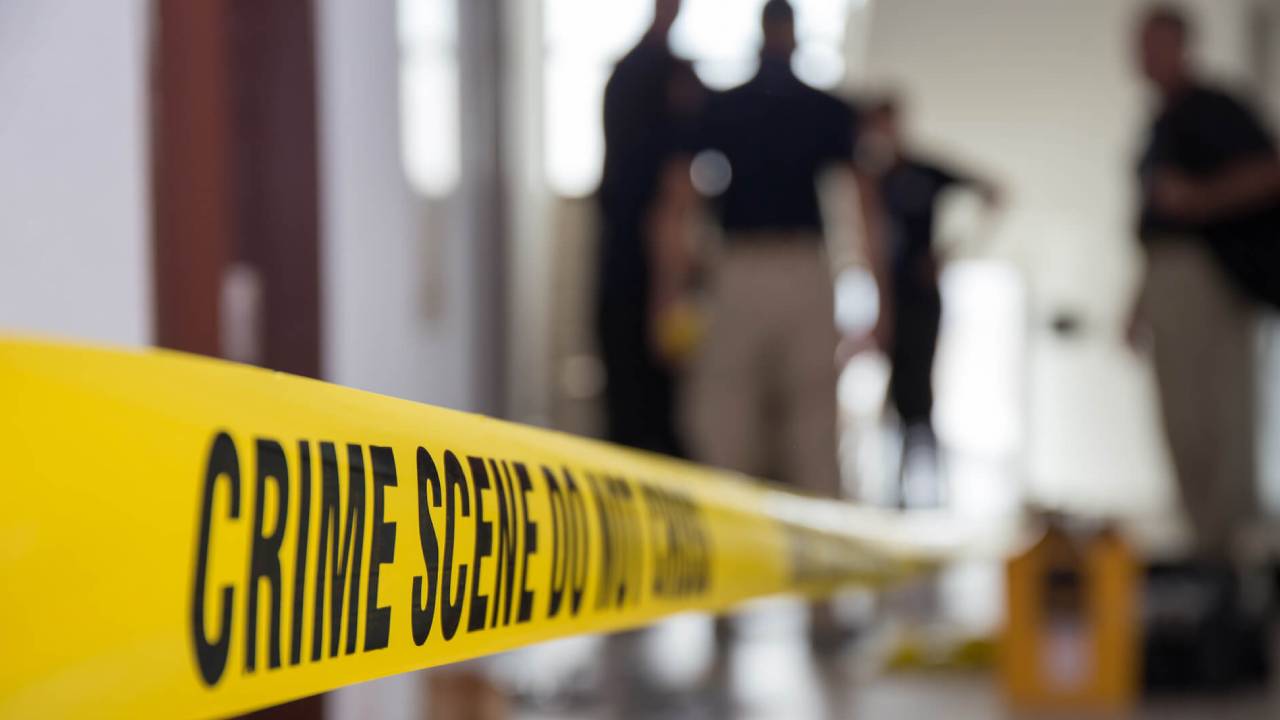 Mystery Death: 40రోజుల క్రితమే కొత్త ఇంట్లోకి వెళ్లిన వృద్ధ దంపతులు, ఇంతలోనే దారుణం జరిగిపోయింది.. అసలేం జరిగింది? Mystery Death: 40రోజుల క్రితమే కొత్త ఇంట్లోకి వెళ్లిన వృద్ధ దంపతులు, ఇంతలోనే దారుణం జరిగిపోయింది.. అసలేం జరిగింది?