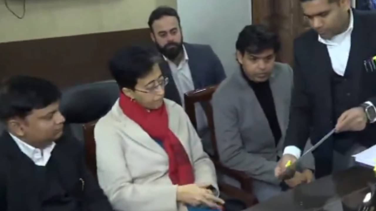 Delhli CM Atishi: అసెంబ్లీ ఎన్నికల వేళ.. ఢిల్లీ ముఖ్యమంత్రి అతిషి పై కేసు నమోదు Delhli CM Atishi: అసెంబ్లీ ఎన్నికల వేళ.. ఢిల్లీ ముఖ్యమంత్రి అతిషి పై కేసు నమోదు