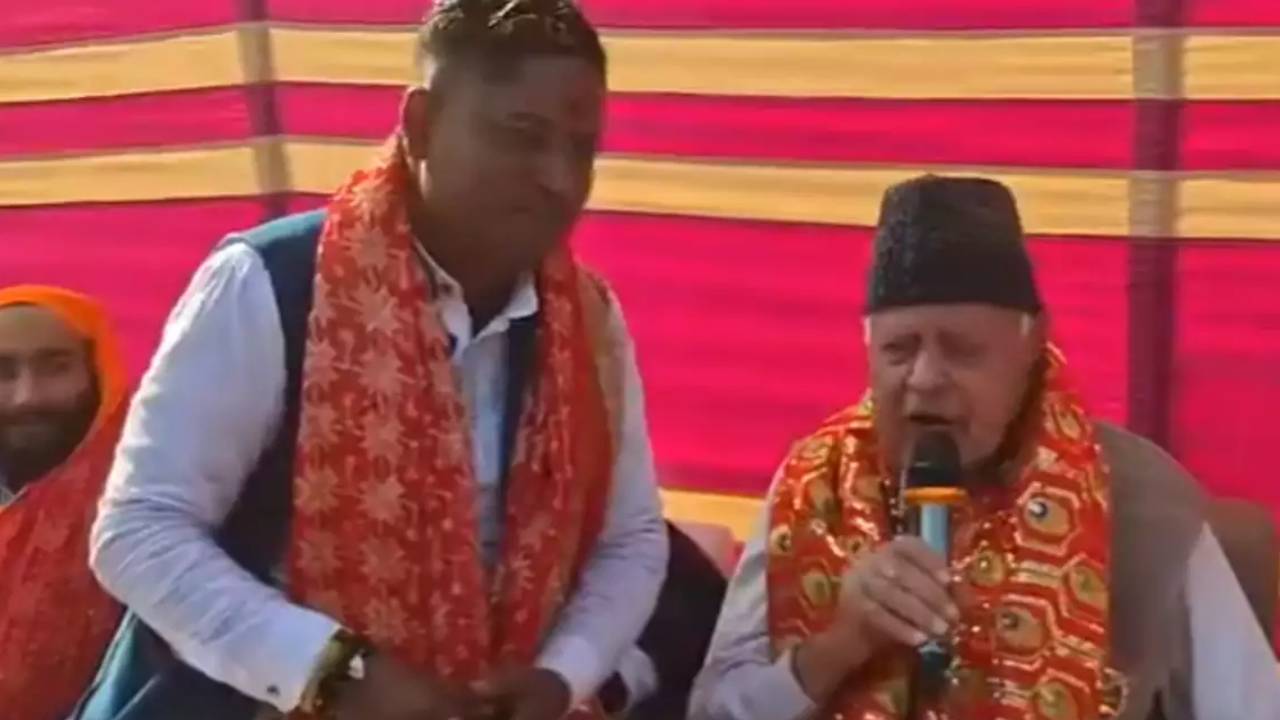 Farooq abdulla: జమ్మూకాశ్మీర్ మాజీ సీఎం ఫరూక్ అబ్దుల్లా నోట దుర్గామాత పాట.. వీడియో వైరల్ Farooq abdulla: జమ్మూకాశ్మీర్ మాజీ సీఎం ఫరూక్ అబ్దుల్లా నోట దుర్గామాత పాట.. వీడియో వైరల్