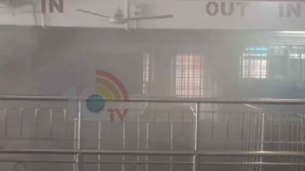 Tirumala Laddu Counter Fire : తిరుమల లడ్డూ కౌంటర్ లో అగ్నిప్రమాదం.. భయంతో పరుగులు తీసిన భక్తులు.. Tirumala Laddu Counter Fire : తిరుమల లడ్డూ కౌంటర్ లో అగ్నిప్రమాదం.. భయంతో పరుగులు తీసిన భక్తులు..
