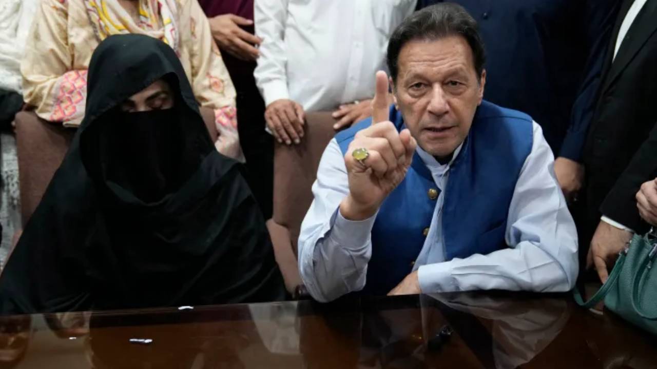 Imran Khan: పాక్ మాజీ ప్రధాని ఇమ్రాన్ఖాన్ దంపతులకు బిగ్షాక్.. 14ఏళ్లు జైలు శిక్ష విధించిన న్యాయస్థానం Imran Khan: పాక్ మాజీ ప్రధాని ఇమ్రాన్ఖాన్ దంపతులకు బిగ్షాక్.. 14ఏళ్లు జైలు శిక్ష విధించిన న్యాయస్థానం