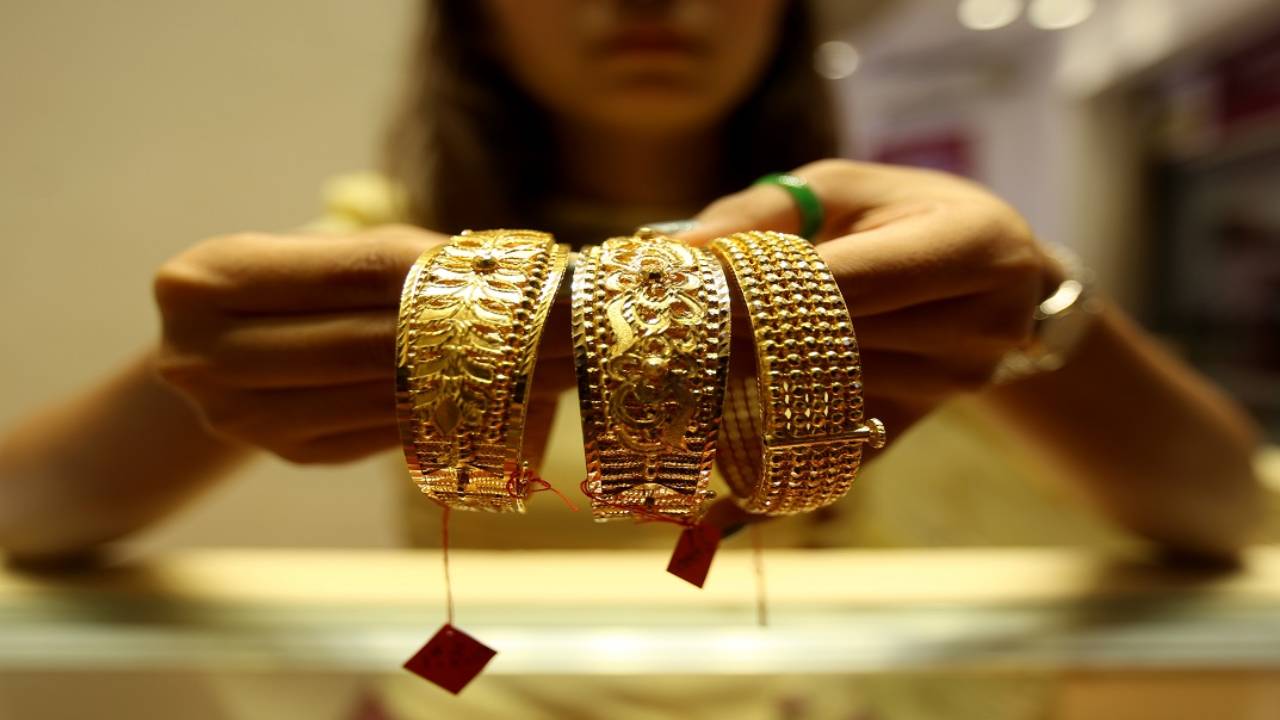 Gold And Silver Price: గుడ్న్యూస్.. తెలుగు రాష్ట్రాల్లో తగ్గిన బంగారం ధరలు Gold And Silver Price: గుడ్న్యూస్.. తెలుగు రాష్ట్రాల్లో తగ్గిన బంగారం ధరలు