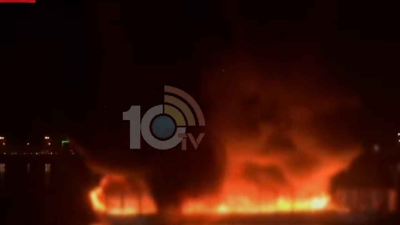 Hussain Sagar Fire : హుస్సేన్ సాగర్లో అగ్నిప్రమాదం.. ఒక్కసారిగా చెలరేగిన మంటలు.. అసలేం జరిగిందంటే.. Hussain Sagar Fire : హుస్సేన్ సాగర్లో అగ్నిప్రమాదం.. ఒక్కసారిగా చెలరేగిన మంటలు.. అసలేం జరిగిందంటే..