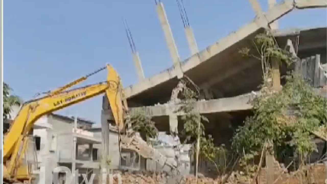 Hydra Demolitions : హైదరాబాద్ మణికొండలో హైడ్రా కూల్చివేతలు.. ఆ విల్లాలు నేలమట్టం.. Hydra Demolitions : హైదరాబాద్ మణికొండలో హైడ్రా కూల్చివేతలు.. ఆ విల్లాలు నేలమట్టం..