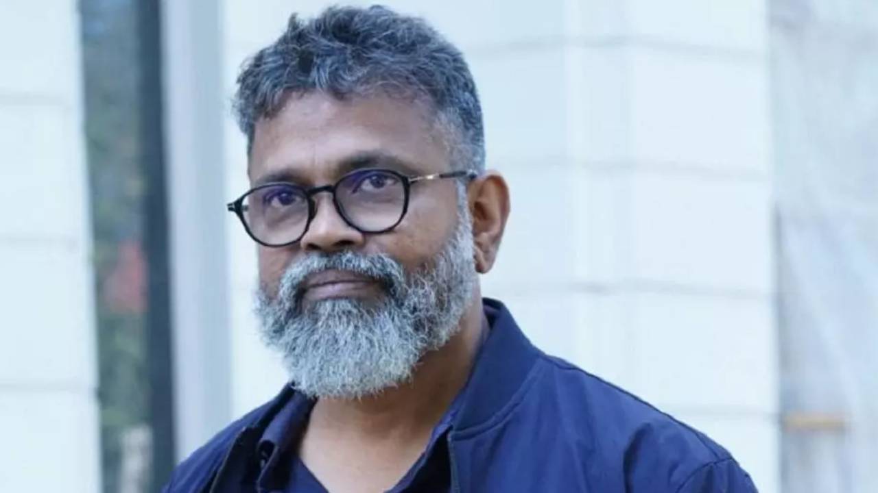 Director Sukumar : దర్శకుడు సుకుమార్కు ఐటీ అధికారుల షాక్.. ఎయిర్ పోర్టు నుంచి నేరుగా ఇంటికే.. Director Sukumar : దర్శకుడు సుకుమార్కు ఐటీ అధికారుల షాక్.. ఎయిర్ పోర్టు నుంచి నేరుగా ఇంటికే..