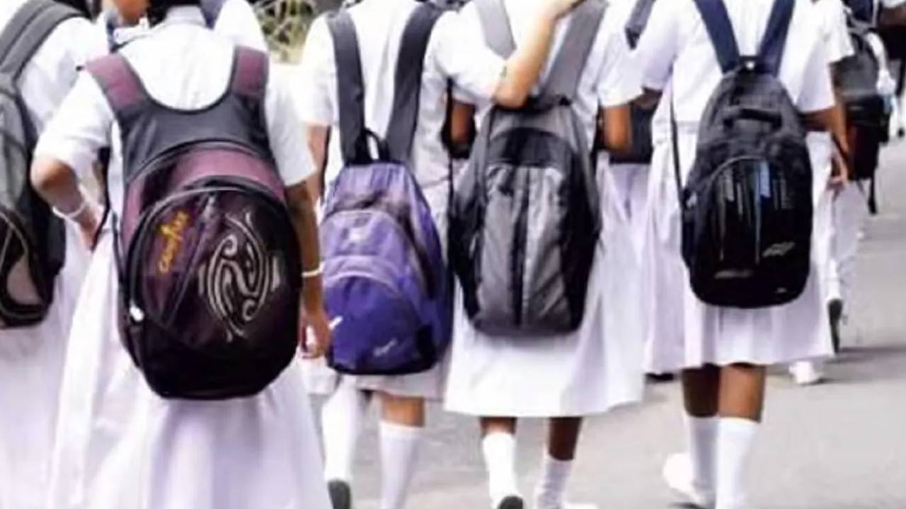 Jharkhand: 80మంది బాలికల షర్టులు విప్పించిన ప్రిన్సిపాల్.. ఆగ్రహంతో తల్లిదండ్రులు ఏం చేశారంటే.. Jharkhand: 80మంది బాలికల షర్టులు విప్పించిన ప్రిన్సిపాల్.. ఆగ్రహంతో తల్లిదండ్రులు ఏం చేశారంటే..