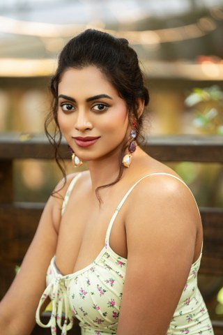Kamakshi Bhaskarla Sizzling Photos