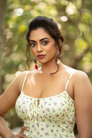 Kamakshi Bhaskarla Sizzling Photos