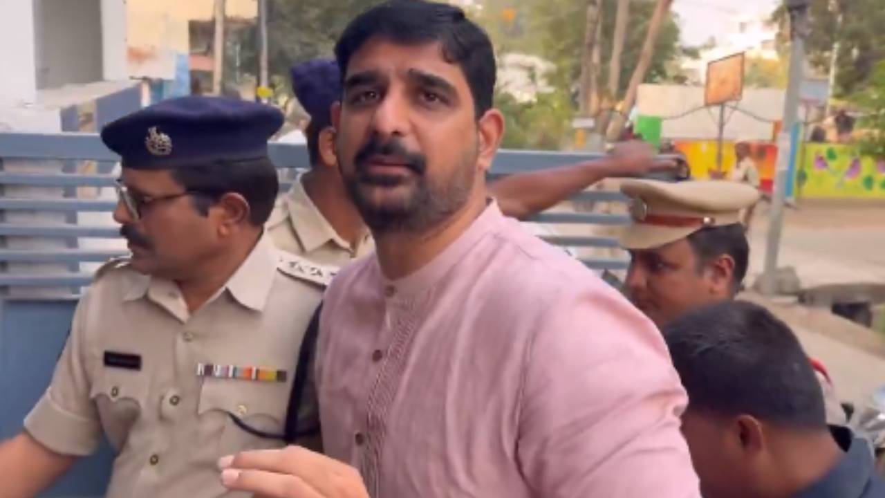 Padi Kaushik Reddy: బీఆర్ఎస్ ఎమ్మెల్యే కౌశిక్ రెడ్డికి బిగ్ రిలీఫ్.. బెయిల్ మంజూరు.. Padi Kaushik Reddy: బీఆర్ఎస్ ఎమ్మెల్యే కౌశిక్ రెడ్డికి బిగ్ రిలీఫ్.. బెయిల్ మంజూరు..