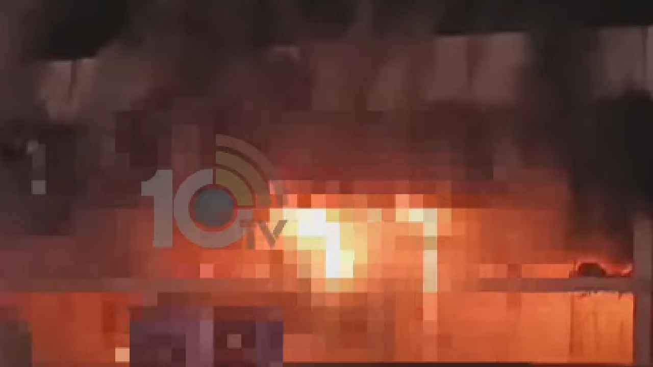 Kondapur Fire Incident : హైదరాబాద్ కొండాపూర్లో భారీ అగ్నిప్రమాదం.. మహీంద్రా షో రూమ్లో మంటలు.. Kondapur Fire Incident : హైదరాబాద్ కొండాపూర్లో భారీ అగ్నిప్రమాదం.. మహీంద్రా షో రూమ్లో మంటలు..