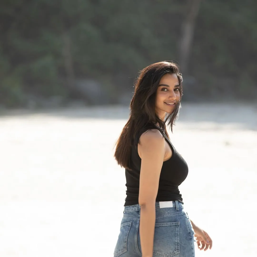 Meenaakshi Chaudhary Shares Sankranthiki Vasthunnam Movie Working Stills