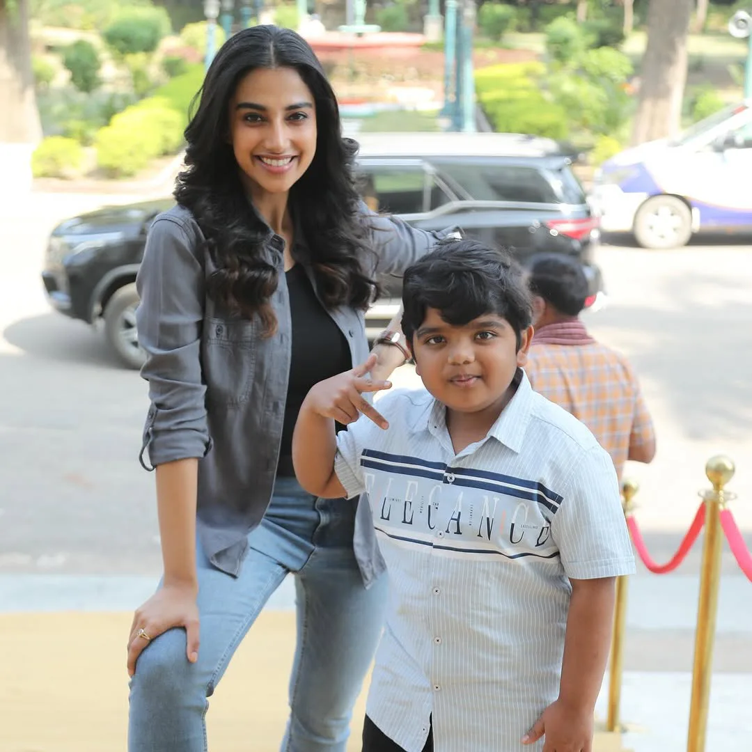 Meenaakshi Chaudhary Shares Sankranthiki Vasthunnam Movie Working Stills