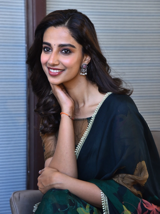 Meenaakshi Chaudhary Mesmerizing Looks in Saree for Sankranthiki Vasthunam Promotions