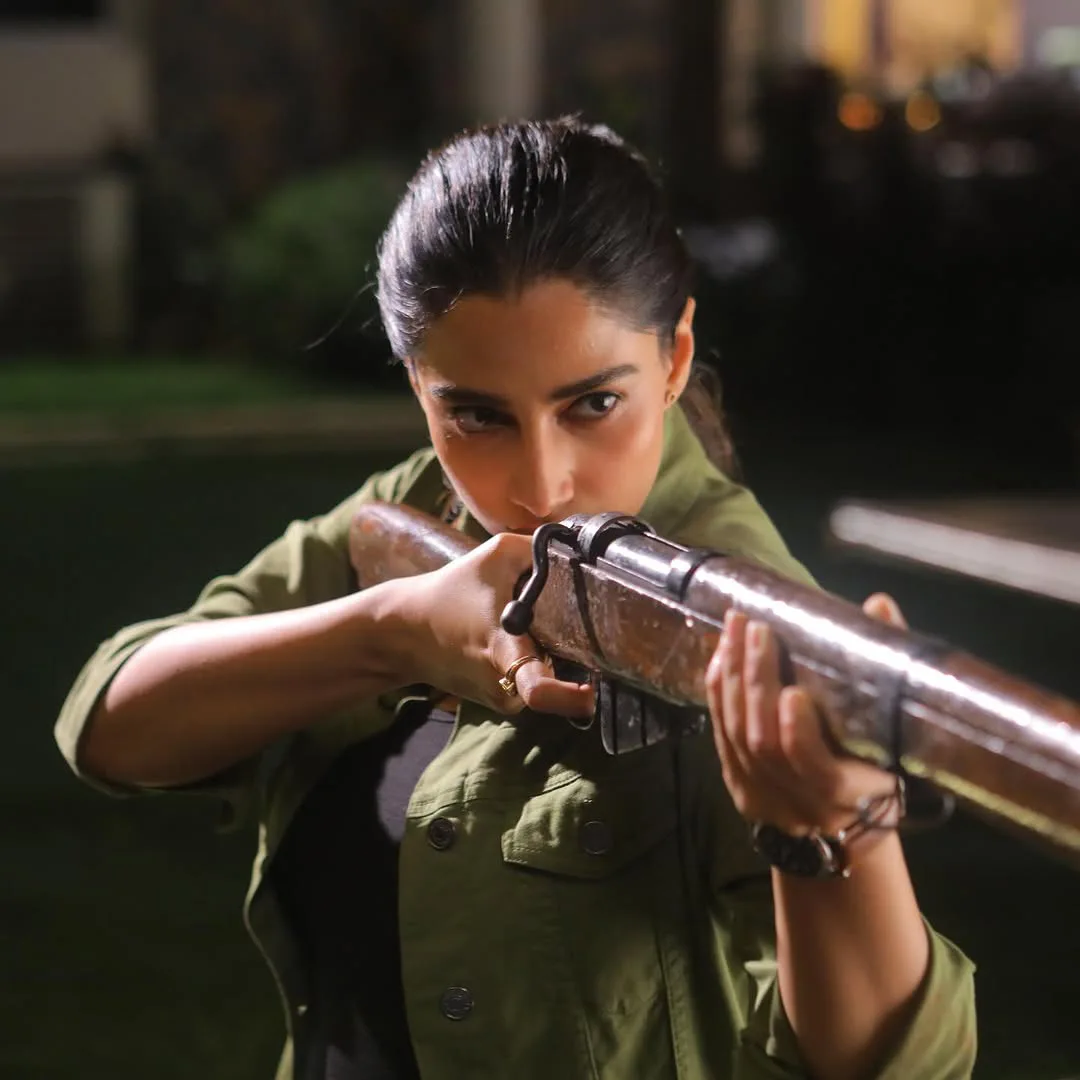 Meenaakshi Chaudhary Shares Sankranthiki Vasthunnam Movie Working Stills