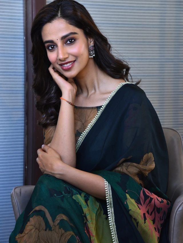 Meenaakshi Chaudhary Mesmerizing Looks in Saree for Sankranthiki Vasthunam Promotions