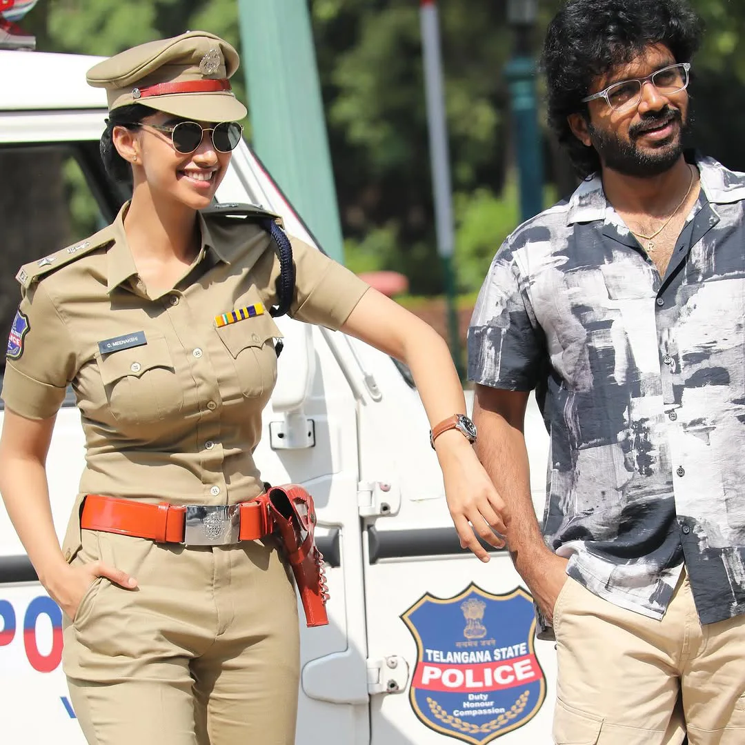 Meenaakshi Chaudhary Shares Sankranthiki Vasthunnam Movie Working Stills