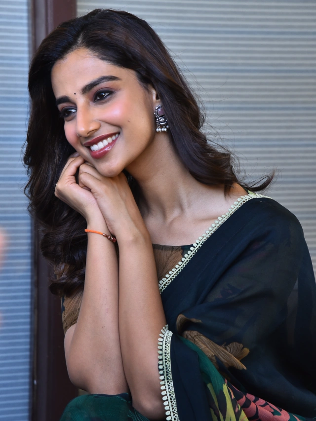 Meenaakshi Chaudhary Mesmerizing Looks in Saree for Sankranthiki Vasthunam Promotions